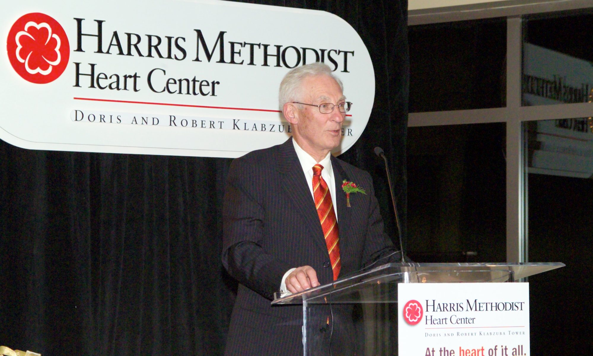 Robert Capper, M.D., offers welcoming comments at opening of Texas Health Harris Methodist Heart Center