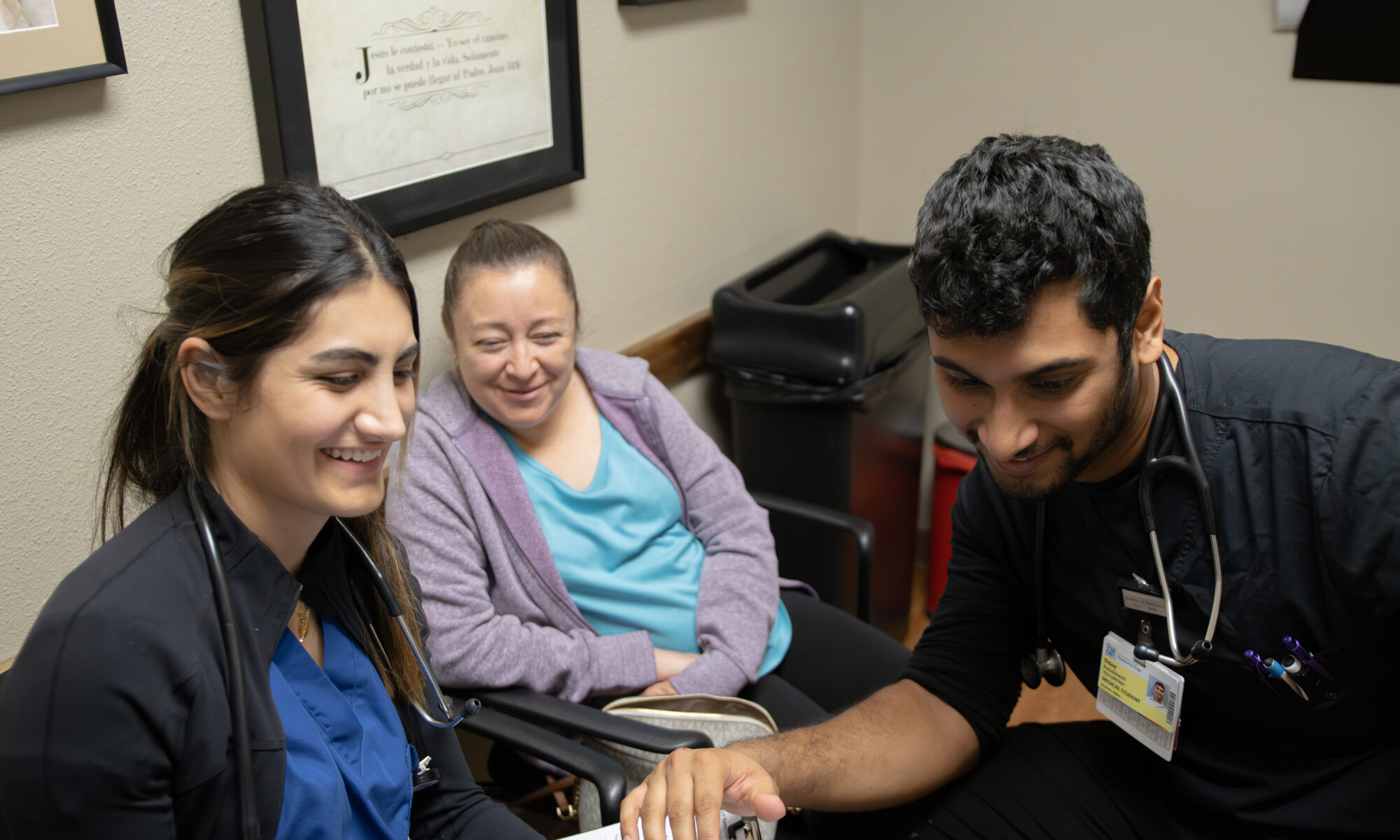 Raika Bourmand, CO2027 works Uday Rallabhandi, CO2025 at the Mercy Clinic in Fort Worth as they partner to provide care to a patient.